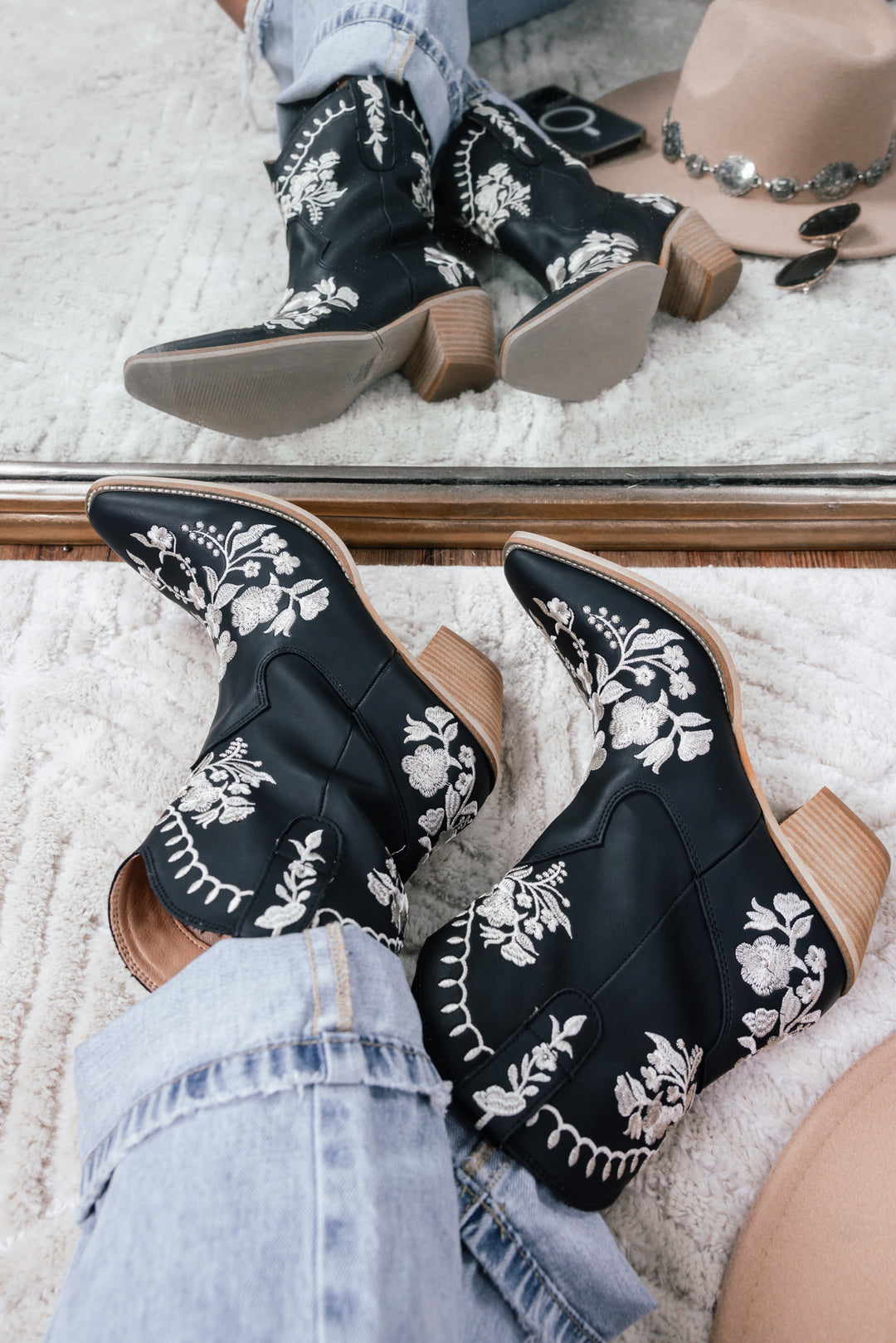 Round Up Embroidered Cowboy Booties (Black)