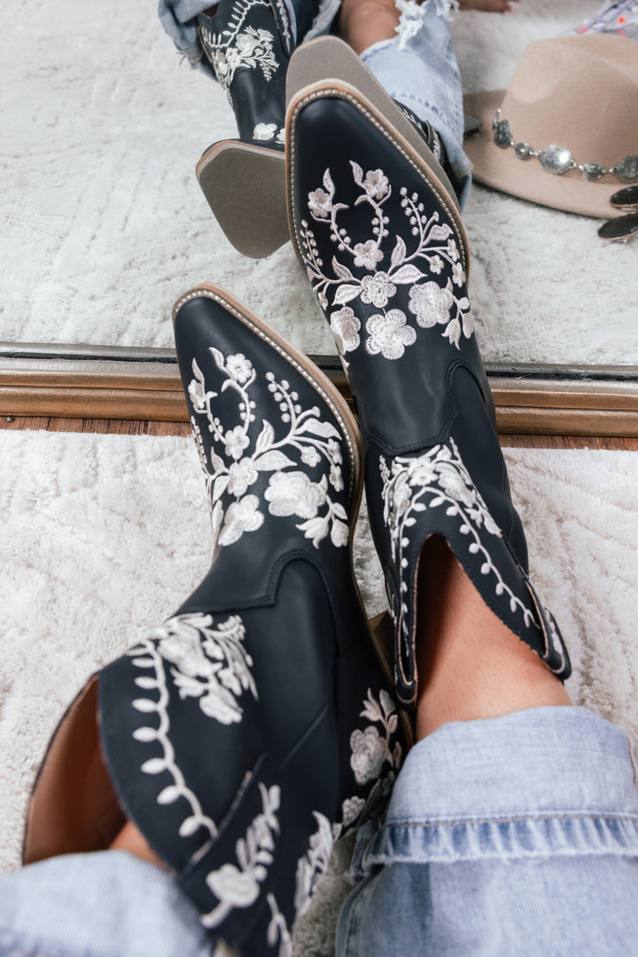 Round Up Embroidered Cowboy Booties (Black)