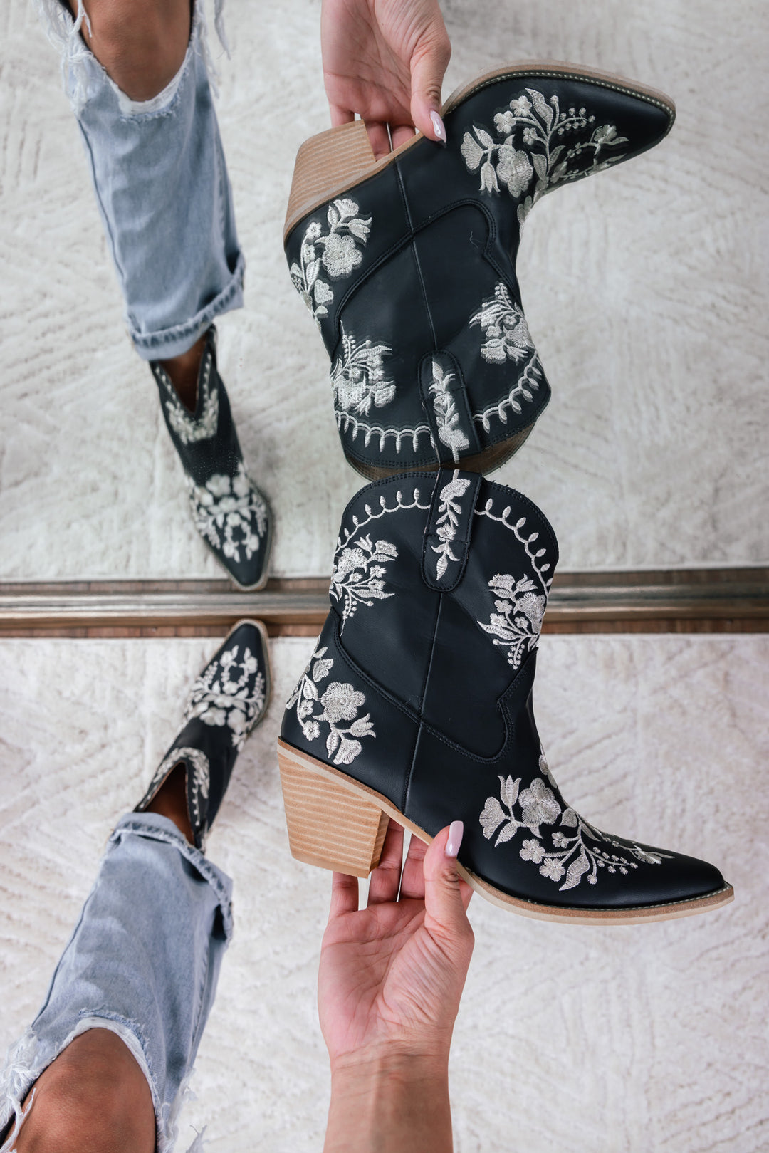 Round Up Embroidered Cowboy Booties (Black)